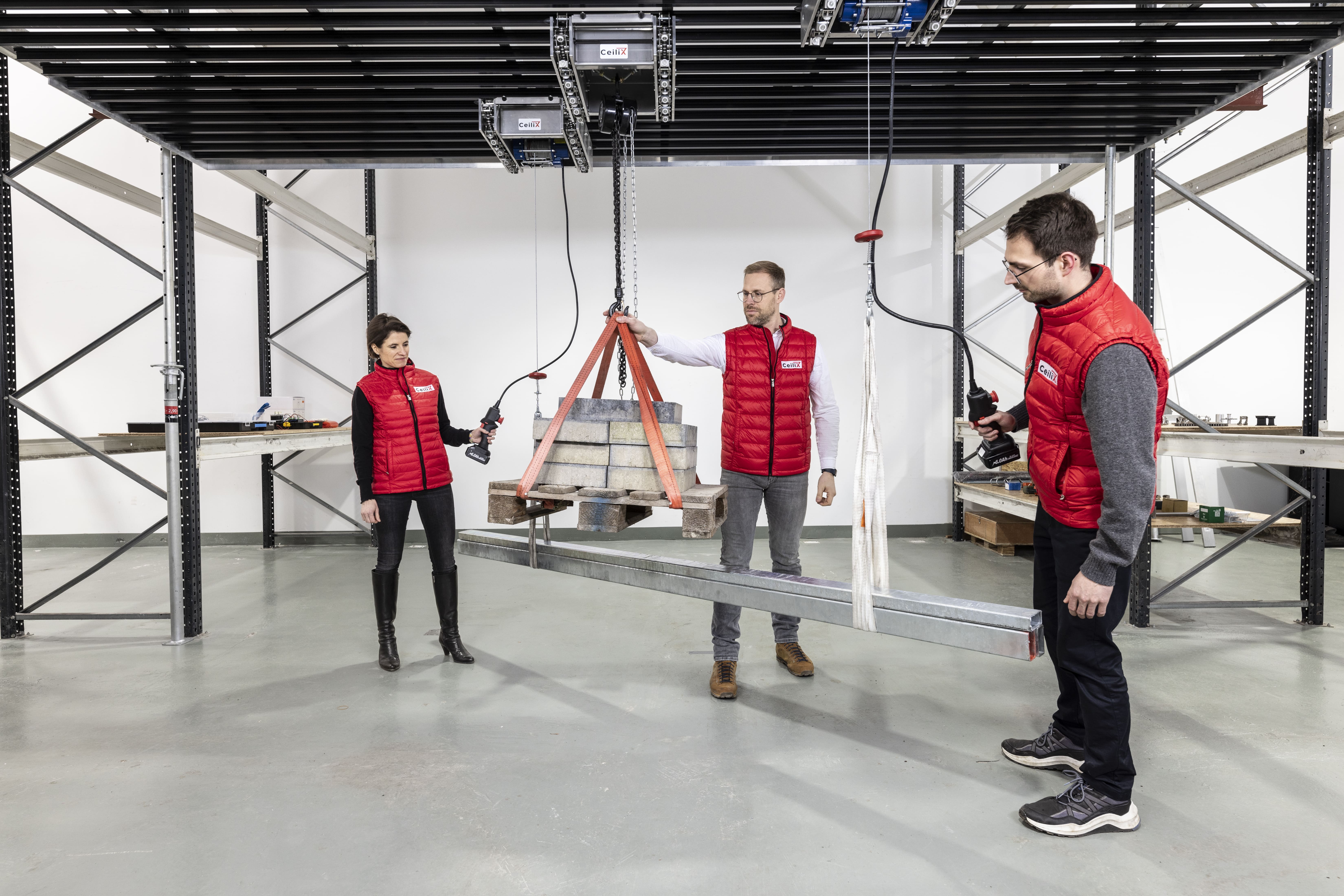 Dr.-Ing. Torsten Siedel (Mitte) demonstriert den CeiliX InfinityCrane