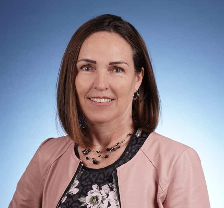 Porträt von Guisela Quintenz, Betriebsleiterin bei RUD. Anwenderbericht zur FACTUREE Erfahrung von RUD bei der Online Beschaffung von CNC Einzelanfertigungen und Kleinserien